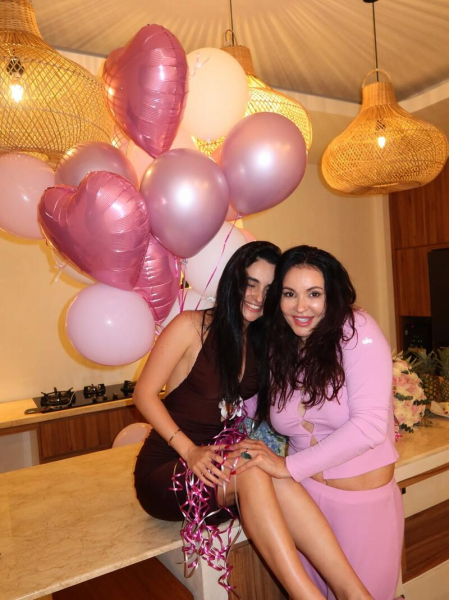 Трінчер на рідкісних фото показала свою «найкрутішу» маму