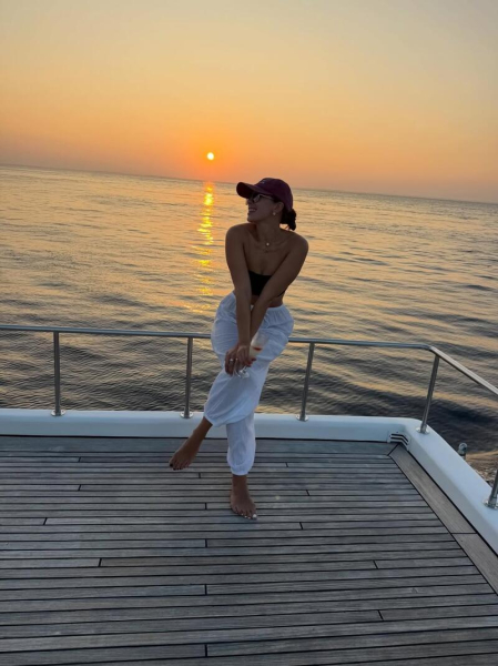 З келихом ігристого та вудкою: Неплях показала, як рибалить на Мальдівах