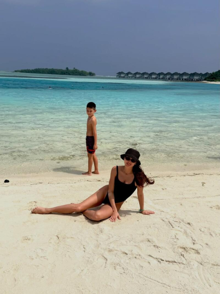 Анна Різатдінова вразила фігурою на відпочинку з сином