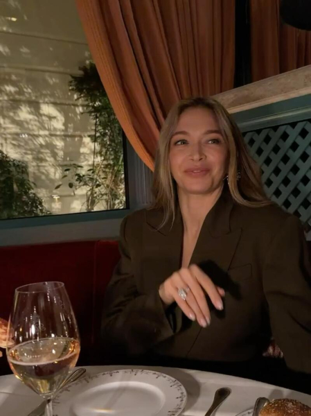 Брежнєва спровокувала чутки про заручини діамантовою каблучкою на безіменному пальці