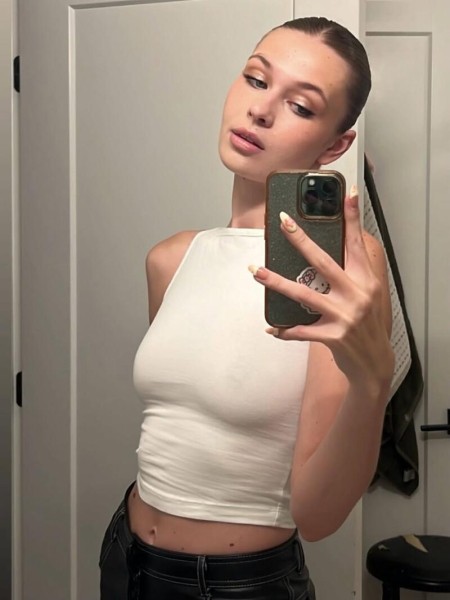 Брежнєва запостила рідкісні фото зі старшою дочкою з нагоди її 25-річчя