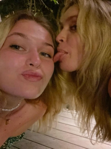 Брежнєва запостила рідкісні фото зі старшою дочкою з нагоди її 25-річчя