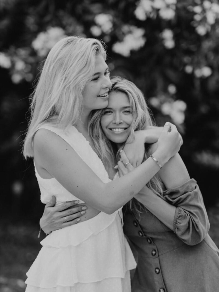 Брежнєва запостила рідкісні фото зі старшою дочкою з нагоди її 25-річчя