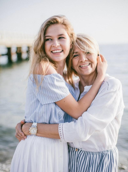 Брежнєва запостила рідкісні фото зі старшою дочкою з нагоди її 25-річчя