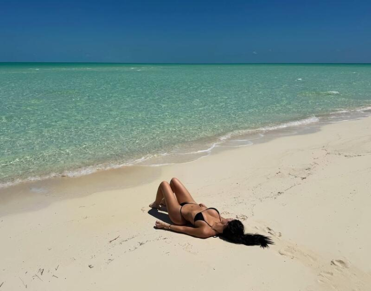 Кайлі Дженнер знялася на відпочинку у крихітному бікіні