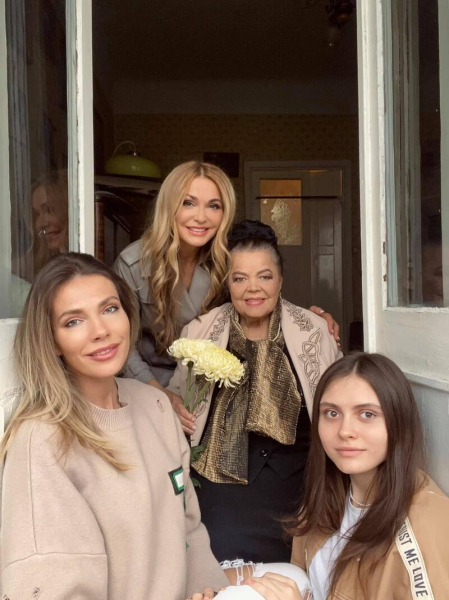 Молодша дочка Сумської розповіла про стосунки з сестрою, яка живе в РФ