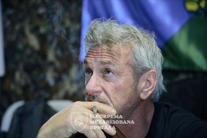 Шон Пенн зустрівся з українськими захисниками на Донбасі