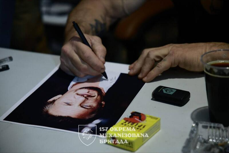 Шон Пенн зустрівся з українськими захисниками на Донбасі