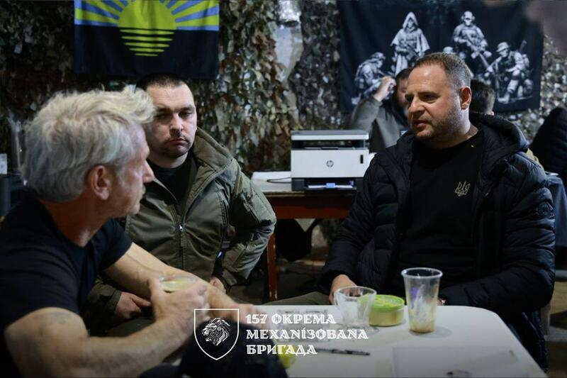 Шон Пенн зустрівся з українськими захисниками на Донбасі