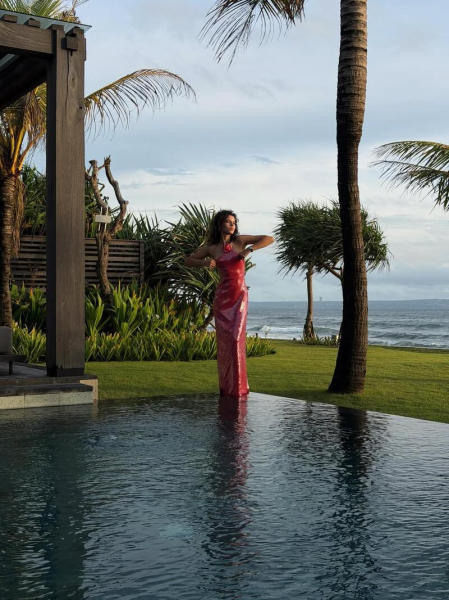 У червоній сукні на заході сонця: &laquo;Міс Україна&raquo; Шамія похвалилася фотосесією на Балі