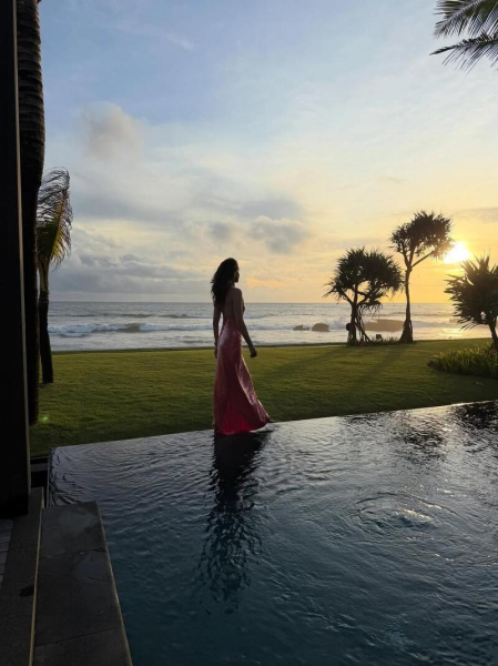 У червоній сукні на заході сонця: &laquo;Міс Україна&raquo; Шамія похвалилася фотосесією на Балі