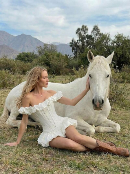 З конем на тлі іспанських гір: Софія Ткачук знялась у спокусливому образі ковбойки