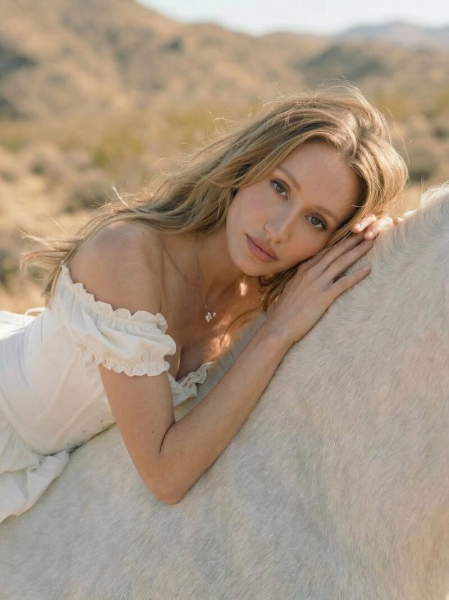 З конем на тлі іспанських гір: Софія Ткачук знялась у спокусливому образі ковбойки