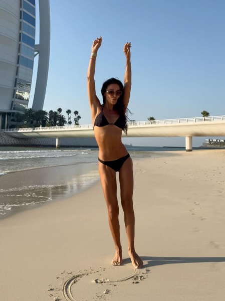 Дімопулос поділилася пляжними фото з Дубая