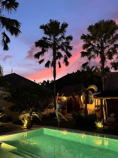 Міша Романова поділилася гарячими фото в купальниках з Балі