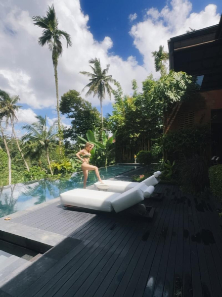 Міша Романова поділилася гарячими фото в купальниках з Балі