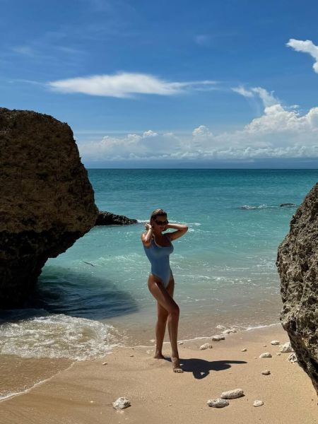 Міша Романова поділилася гарячими фото в купальниках з Балі