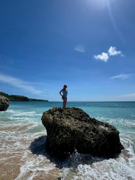 Міша Романова поділилася гарячими фото в купальниках з Балі