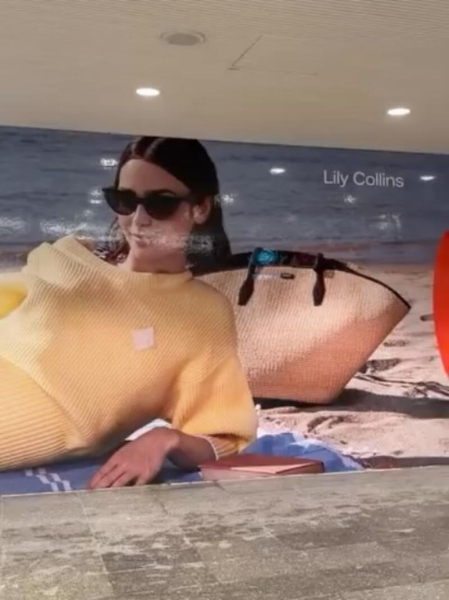 Зірка &laquo;Емілі в Парижі&raquo; Лілі Коллінз запостила рідкісні фото з дочкою та чоловіком