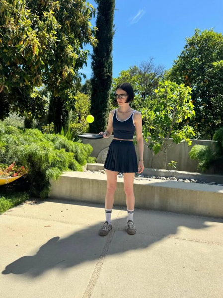 Зірка &laquo;Емілі в Парижі&raquo; Лілі Коллінз запостила рідкісні фото з дочкою та чоловіком