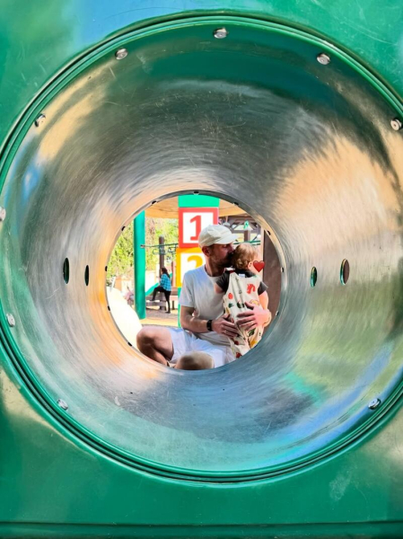 Зірка &laquo;Емілі в Парижі&raquo; Лілі Коллінз запостила рідкісні фото з дочкою та чоловіком