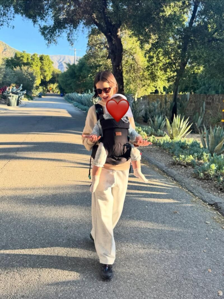 Зірка &laquo;Емілі в Парижі&raquo; Лілі Коллінз запостила рідкісні фото з дочкою та чоловіком