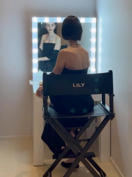 Зірка &laquo;Емілі в Парижі&raquo; Лілі Коллінз запостила рідкісні фото з дочкою та чоловіком