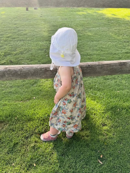 Зірка &laquo;Емілі в Парижі&raquo; Лілі Коллінз запостила рідкісні фото з дочкою та чоловіком